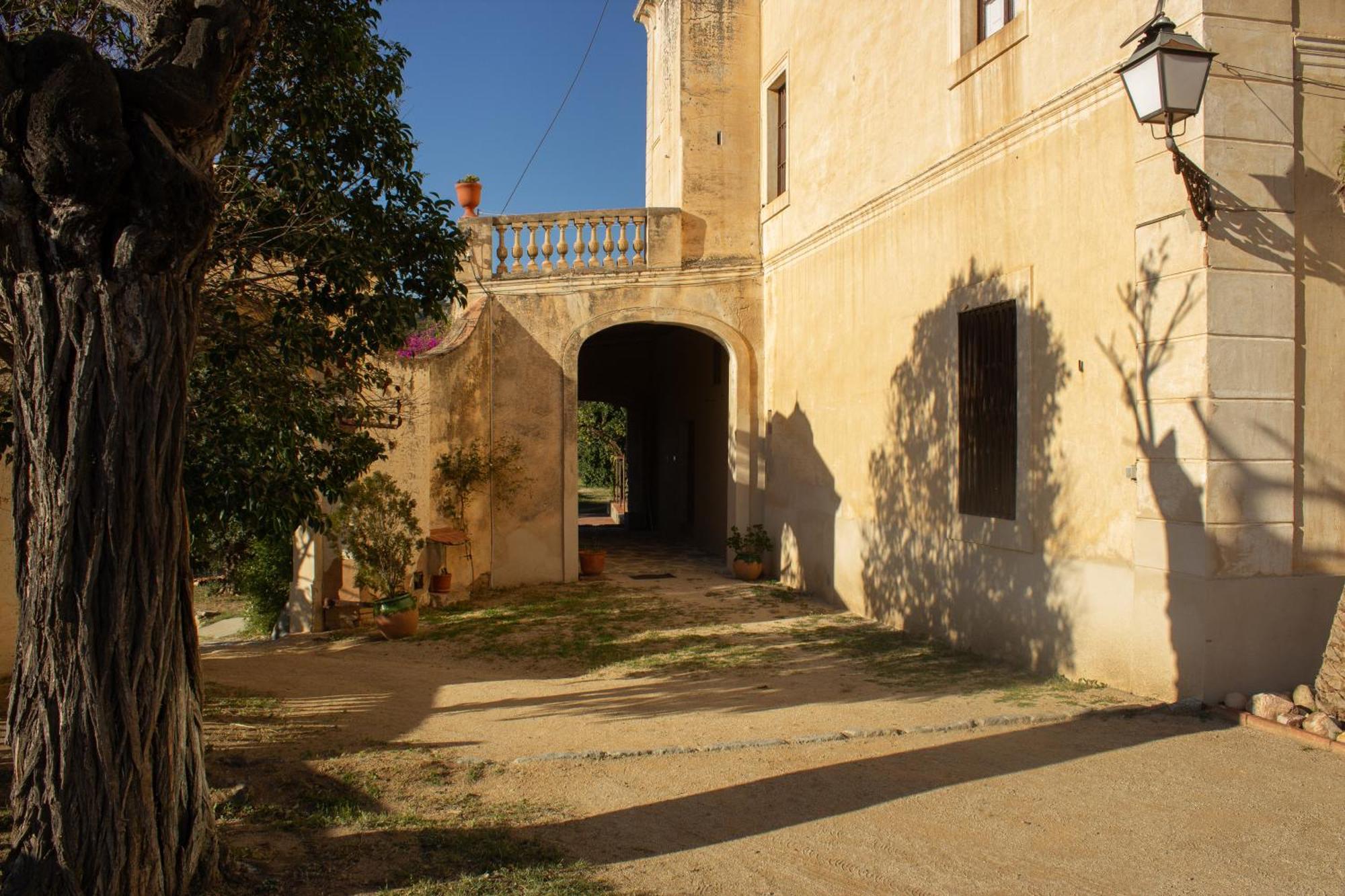 Can Rovira - Stunning Neoclassical Mansion, Just 20 Min Drive From Barcelona City Center, Ideal For Groups And Families 阿雷亚 外观 照片